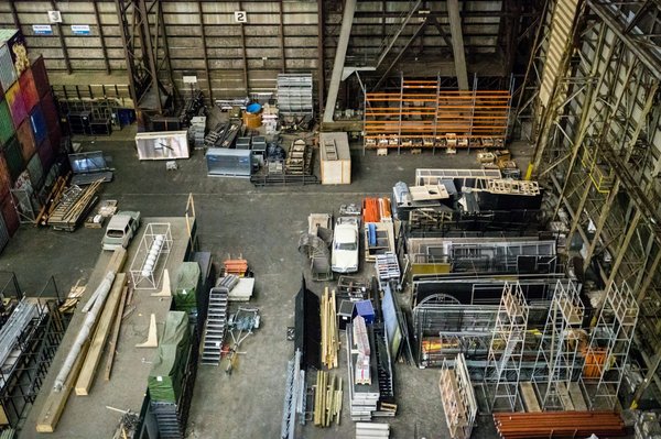 Quels sont les différents moyens de stockage supplémentaires proposés par une mezzanine industrielle ?